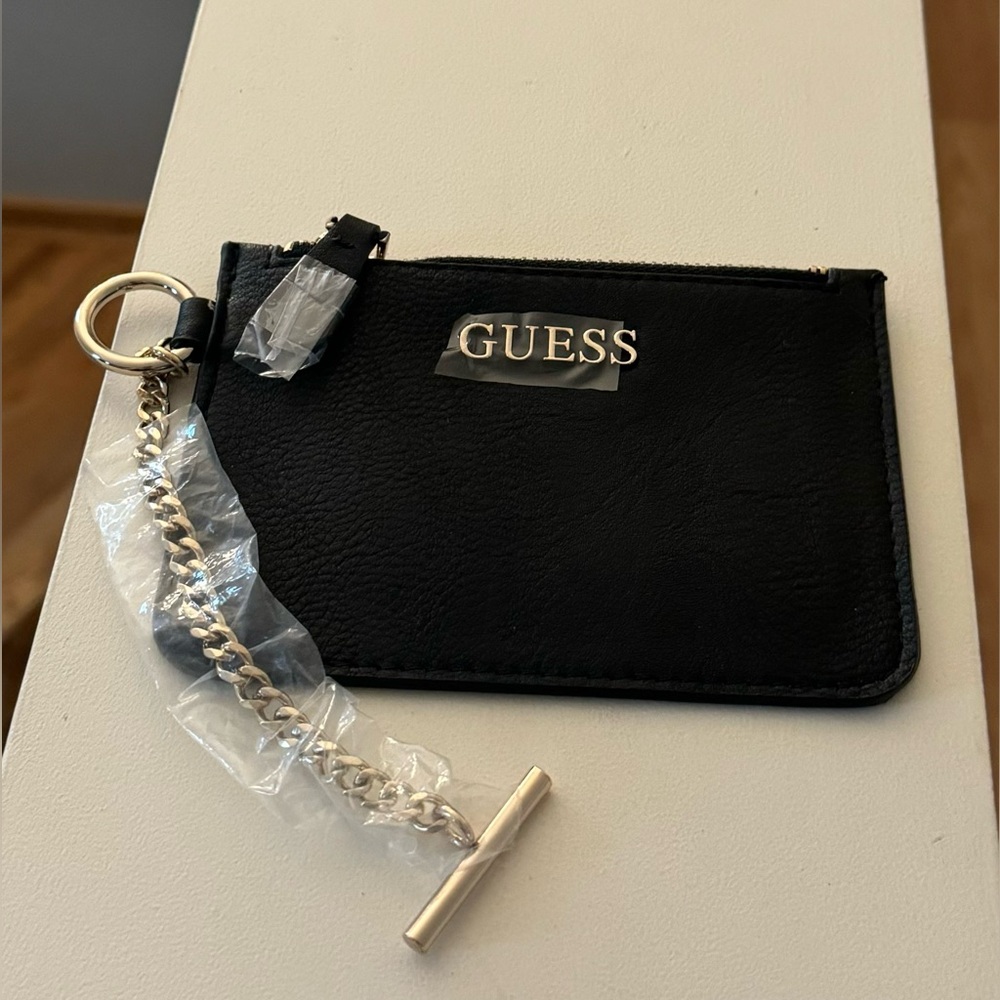 Brand new”Guess,unisex”wallet.Size-w5.0”x4.5”inc.Color-black/gold🖤💛